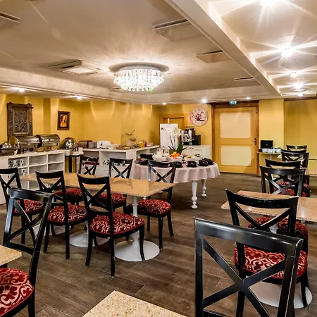 Hotel Meriton Old Town Garden