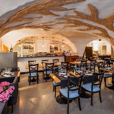 Hotelli Meriton Old Town Garden 4*